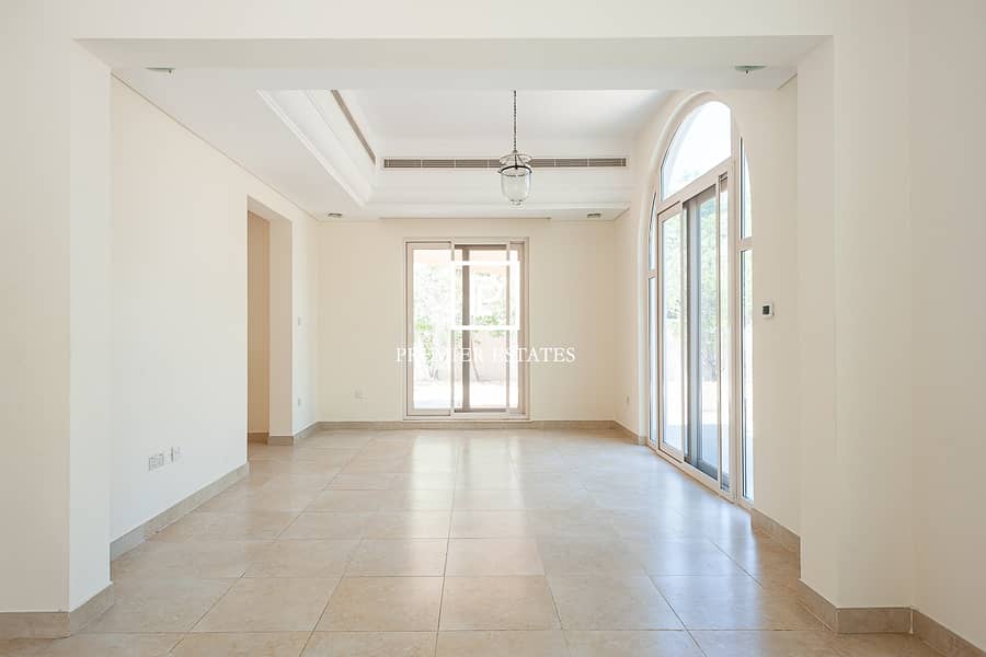 3 Immaculate 4 bed villa. Walking to pool