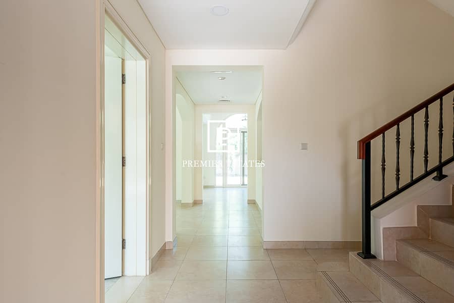 4 Immaculate 4 bed villa. Walking to pool