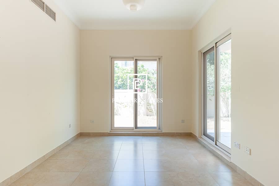 6 Immaculate 4 bed villa. Walking to pool