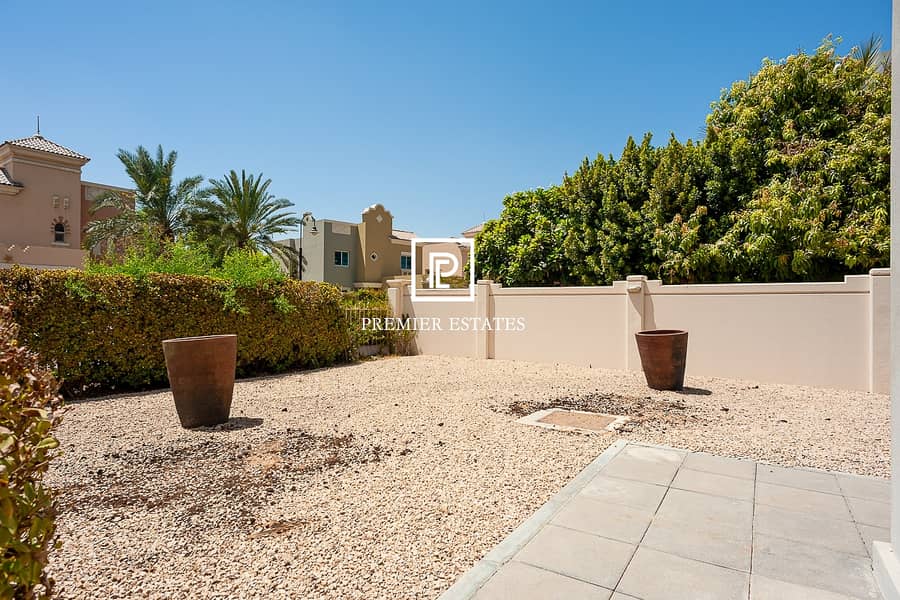 13 Immaculate 4 bed villa. Walking to pool