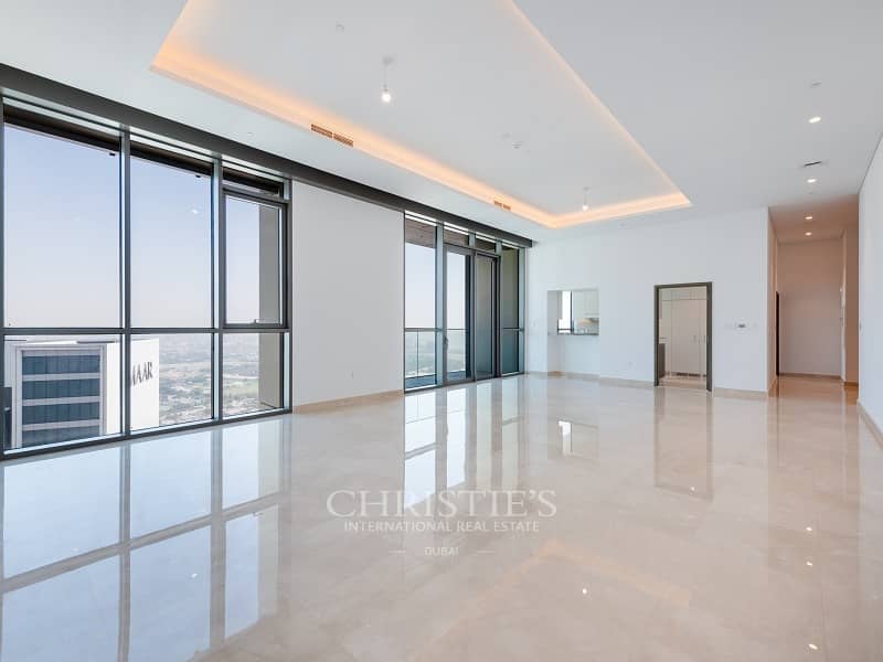 Superb penthouse with 4/5 beds. Furnished option