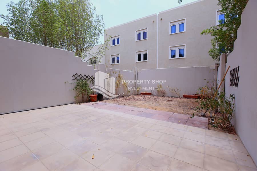 2 2-bedroom-villa-abu-dhabi-al-reef-manazel-desert-village-backyard. JPG