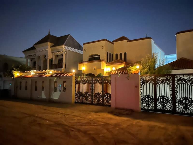 Villa for rent in Ajman, Al Mowaihat area

 Furnished with very clean and elegant furniture

 The villa consists of 5 rooms, a living room, a living room, and air conditioners

 The villa has large areas, master rooms and double glazed windows

 The villa