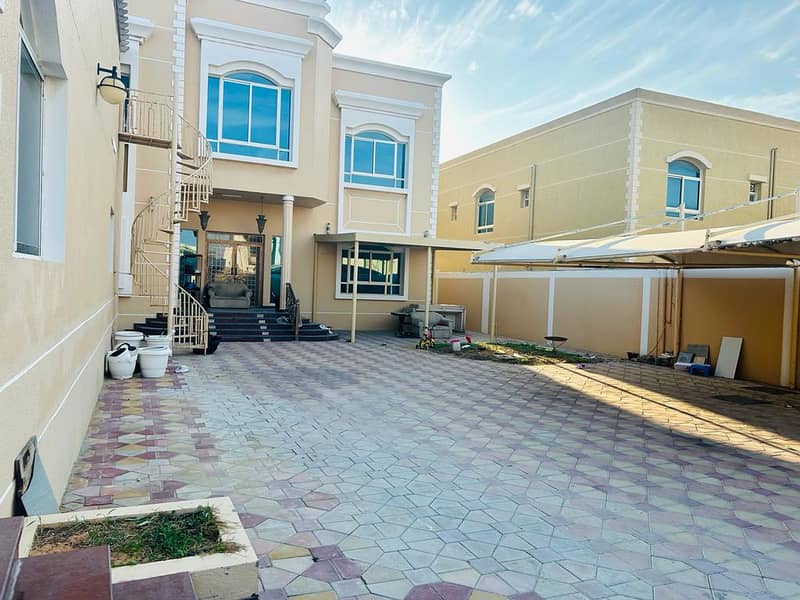 Villa for sale in Ajman, Al Hamidiya area

 Two floors, personalized finishing

 Area: 9200 square feet

 The villa consists of

 7 bedrooms, a living room, a living room, and air conditioners

 The villa is individually finished, large areas and a very s