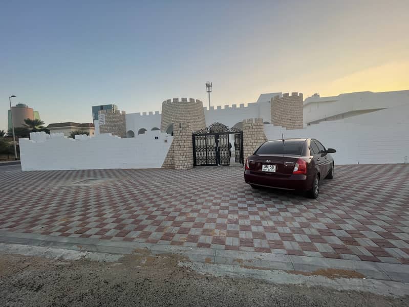 Corner villa for commercial rent in Ajman, Mushairef area, with an extension