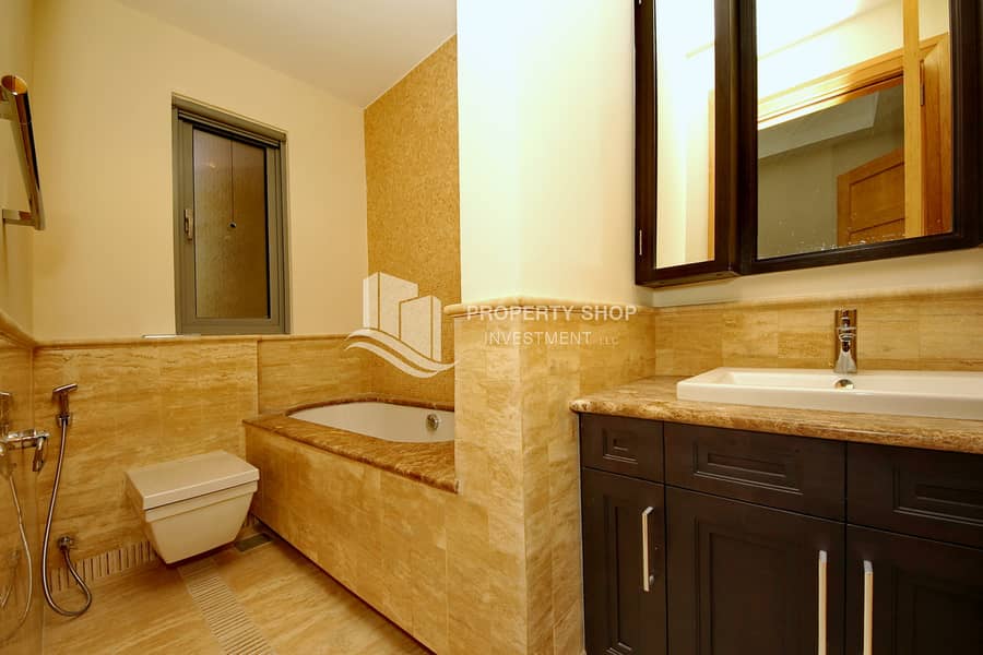 5 5-bedroom-executive-villa-abu-dhabi-saadiyat-beach-contemporary-bathroom. JPG