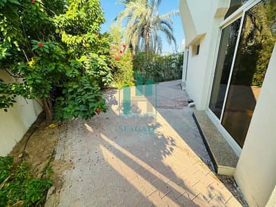 Spacious 5 bedroom villa with garden