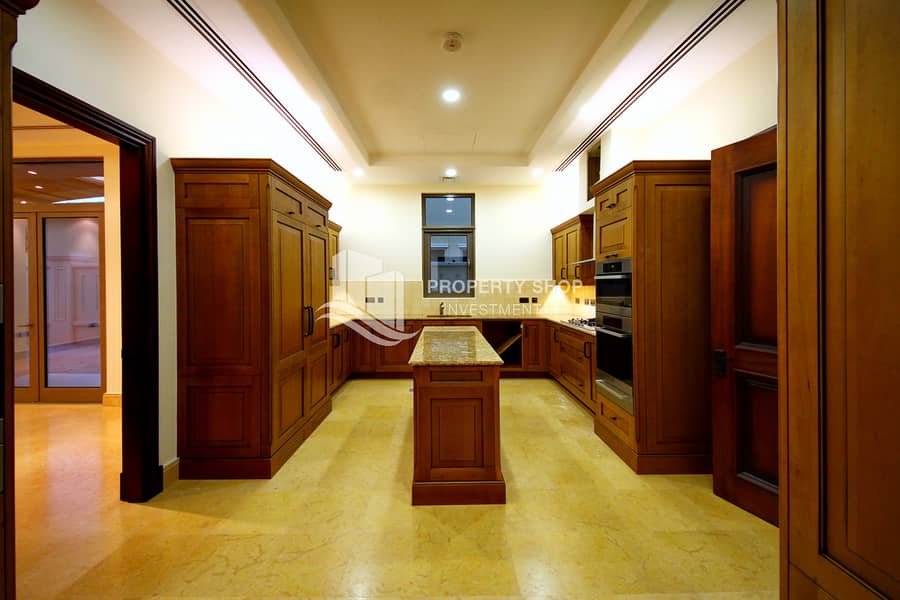 4 5-bedroom-executive-villa-abu-dhabi-saadiyat-beach-mediterranean-kitchen-1. JPG