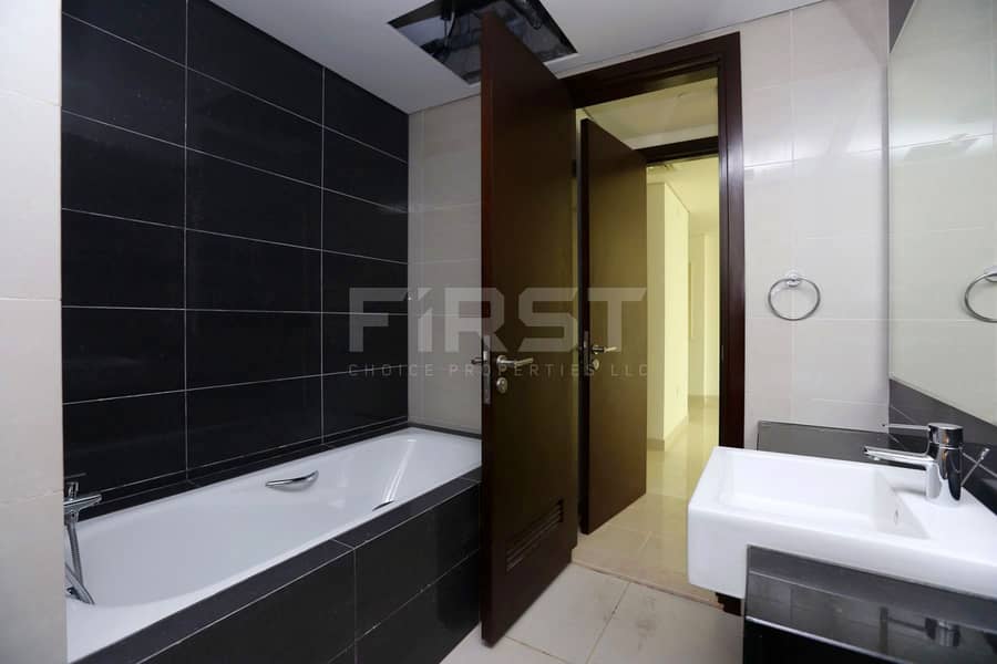 10 Internal Photo of 1 Bedroom Apartment in Burooj Views Marina Square Al Reem Island Abu Dhabi UAE (7). jpg