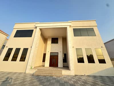 ULTRA   BRAND NEW MODERN VILLA IN AL  KHAWANEEJ   5bedrooms  1 hall  1 living  1 dining   2 kitchen  maid room  store  laundry  garden  parking  dressing rooms   very nice villa with modern style .  and nice finishes.  near to last exit and Quran park  an