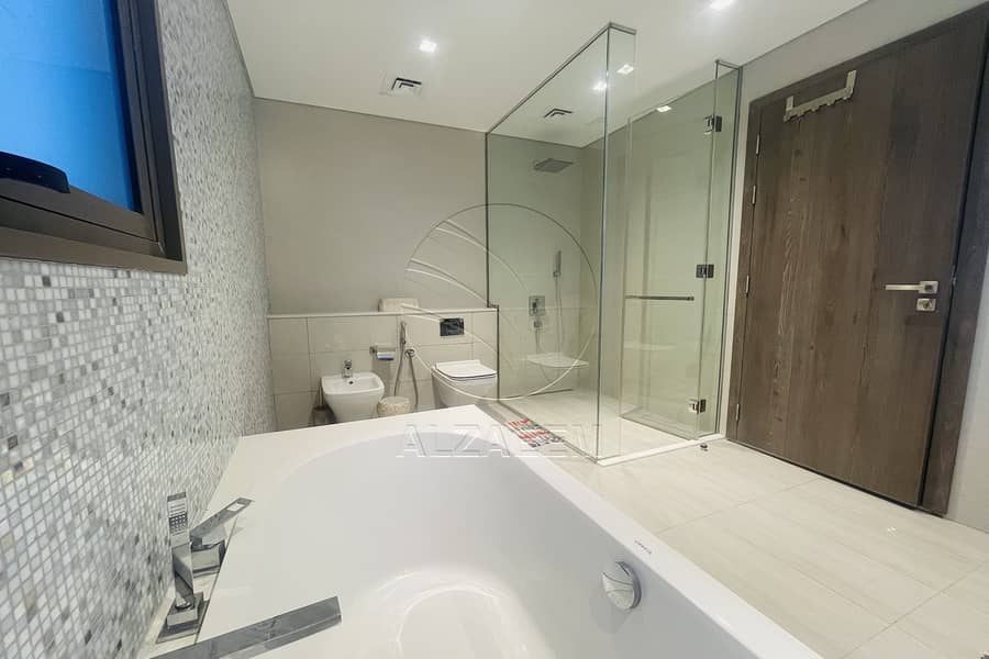 22 Master Bathroom. jpg