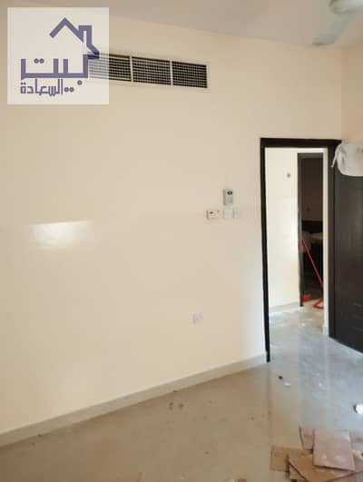 For rent in Ajman, a room and a hall annually Al-Rawda 2, Mecca Street Central air conditioning The price is 17 thousand Payment facilities: 4 or 6 pa