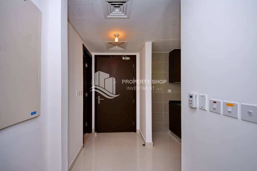 7 1-bedroom-abu-dhabi-apartment-al-reem-island-marina-square-al-maha-tower-foyer. JPG