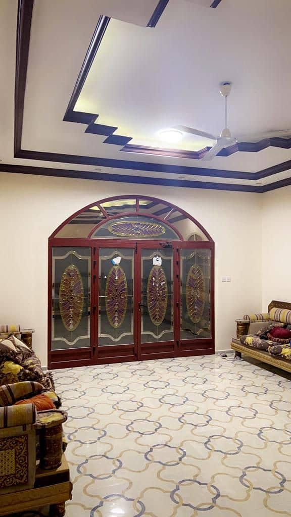 A villa for rent in Rawda, with five rooms, a hall and a living room Very large kitchen space Glass windows required Ninety thousand