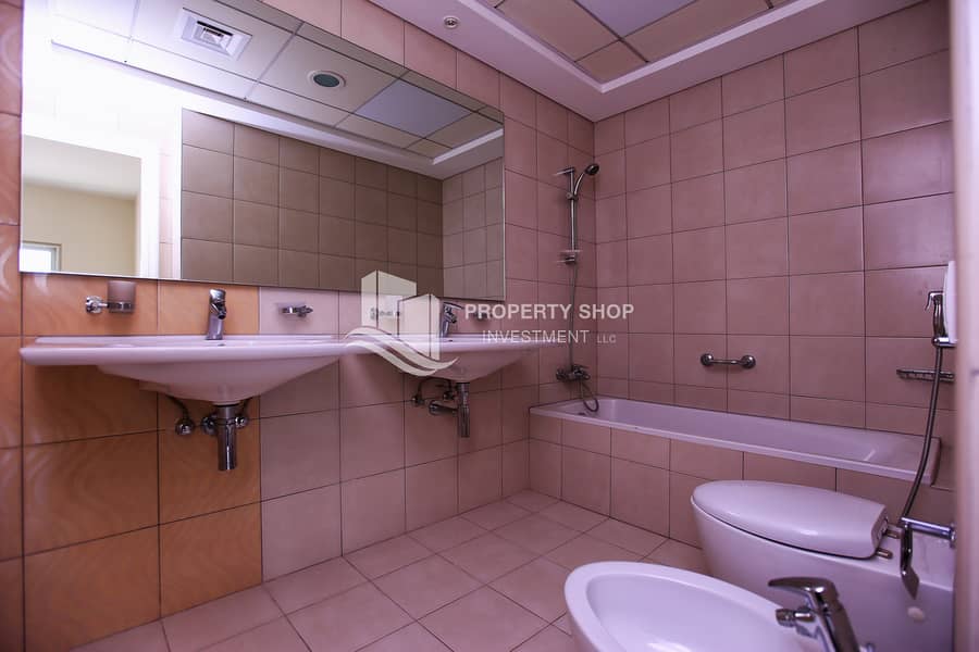 14 3-bedroom-apartment-al-reem-island-Shams-abu-dhabi-amaya-tower-master-bathroom. JPG
