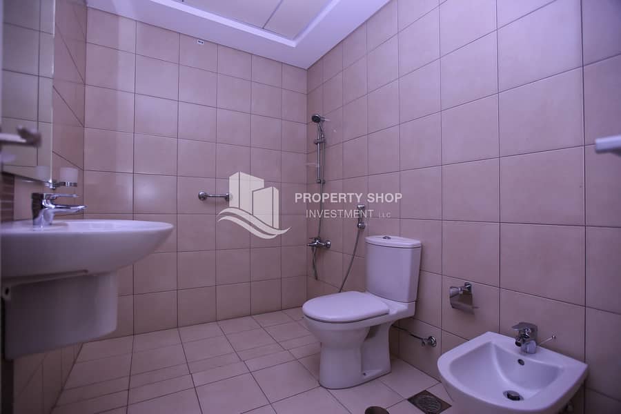 15 3-bedroom-apartment-al-reem-island-Shams-abu-dhabi-amaya-tower-bathroom. JPG
