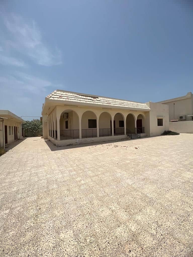 An old house and land for sale in Mushairif, an area of ​​​​18,000 feet Corner on two streets