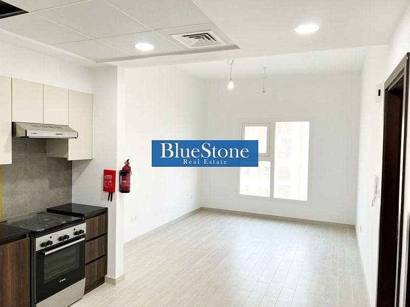 VACANT | DIRECT POOL VIEW | KITCHEN EQUIPPED