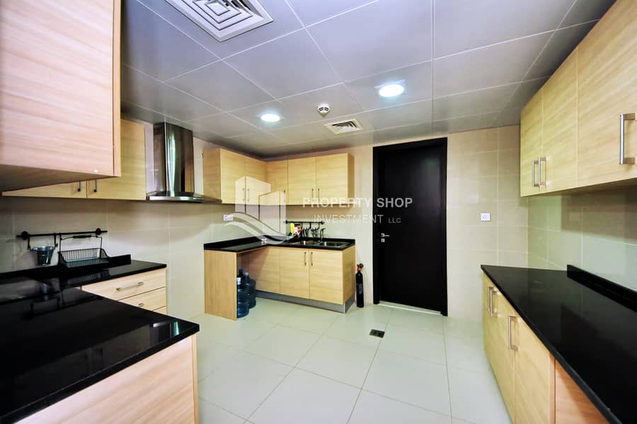 3 2-bedroom-abu-dhabi-al-reem-island-marina-square-ocean-terrace-kitchen. JPG