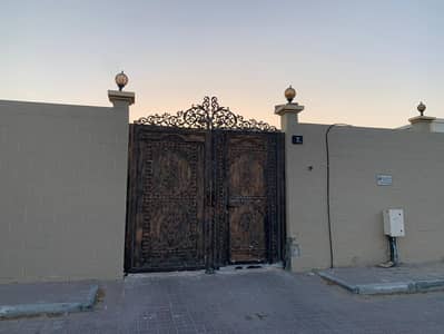 Villa for rent in Al Sabkha area, Sharjah, area 6000 square feet