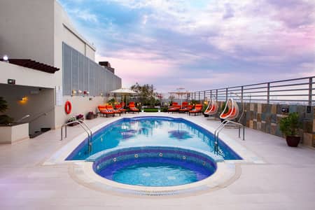 فلیٹ 1 غرفة نوم للايجار في البرشاء، دبي - Rooftop Swimming Pool