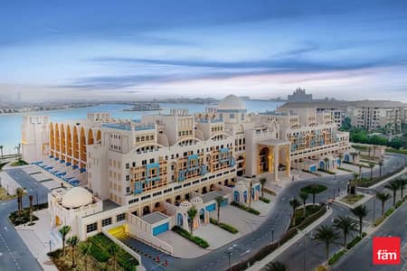 3 Bedroom Apartment for Rent in Palm Jumeirah, Dubai - 3BR+M Duplex w/ Private Pool and Beach