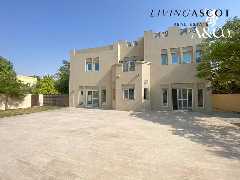 Vacant Soon| 5 Bed + Maids | Corner Plot Vacant Soon| 5 Bed + Maids | Corner Plot