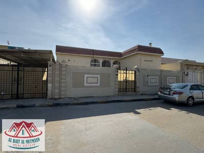 five-room house next to the Grand Al-Hasina Mosque in Al-Sabkha