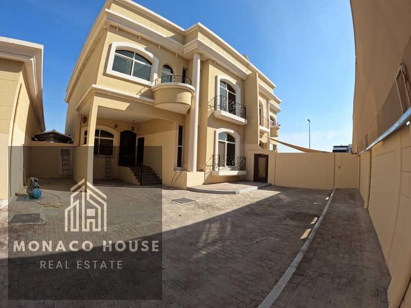For rent, a villa with a private entrance in Mohammed bin Zayed City, close to services and the mosque. The villa consists of 5 master rooms, a sitting room, a separate entrance with a bathroom and sinks, two halls, an indoor kitchen + a preparatory kitch