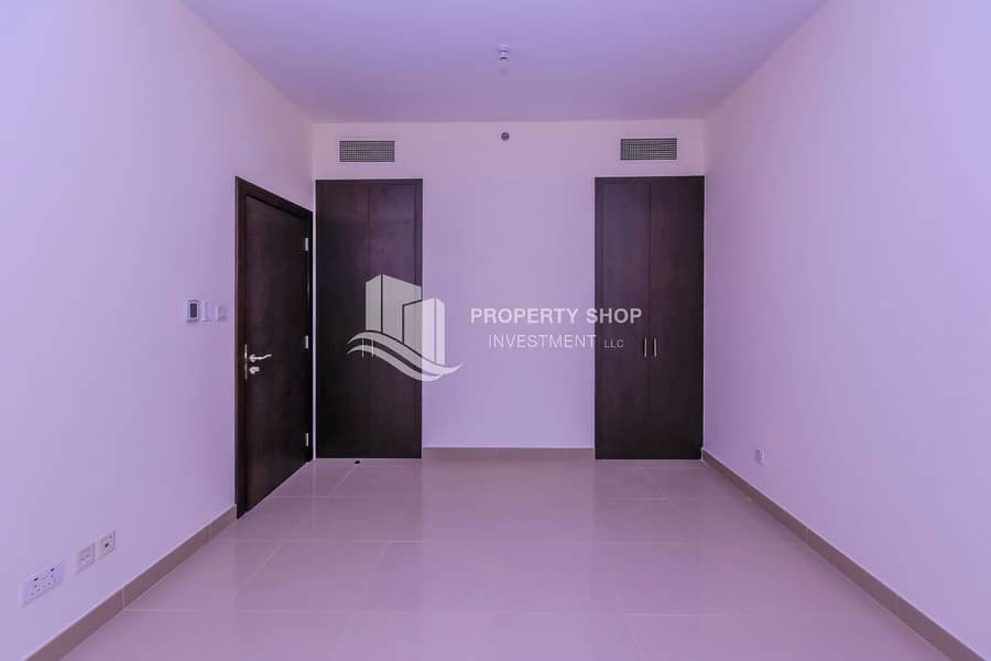 12 1-bedroom-apartment-al-reem-island-city-of-lights-sigma-tower-2-closet. JPG