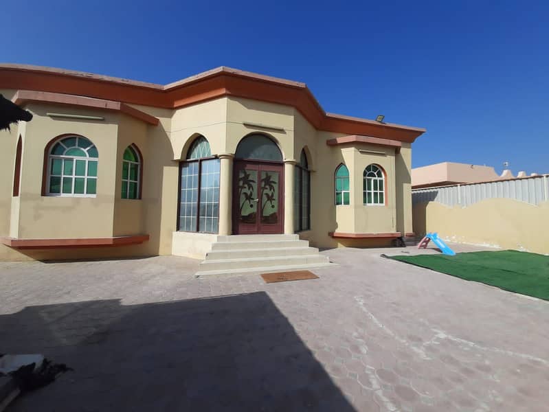Floor villa for rent in Rawda 4 master rooms, a sitting room and a living room With maid's room With split air conditioners An indoor kitchen and an outdoor kitchen 75 thousand dirhams are required