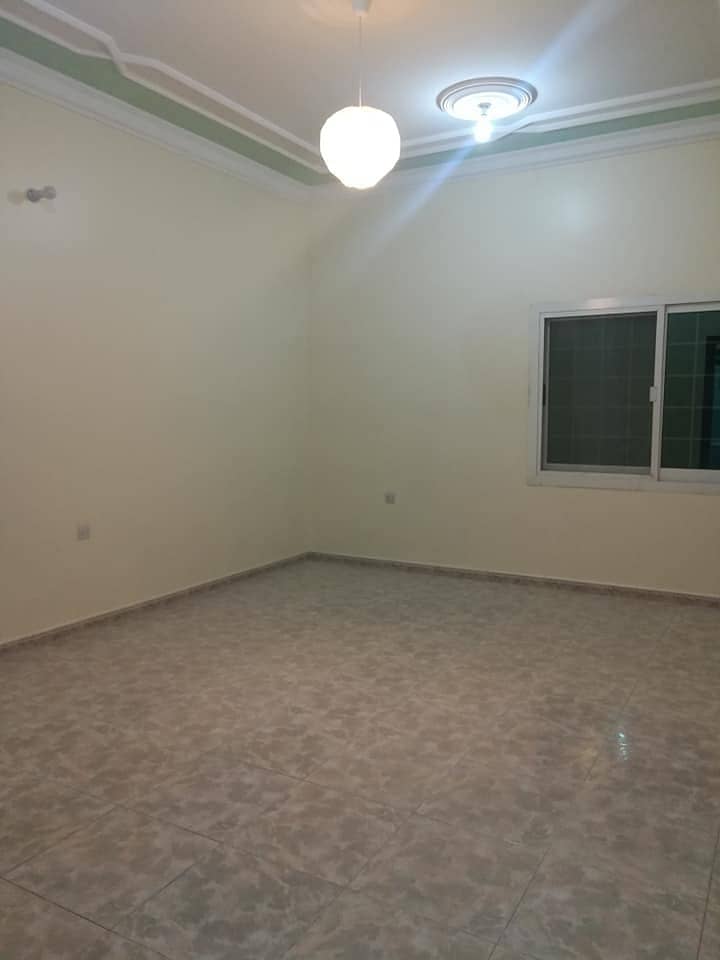 5 room apartment and a board and lounge for rent in Shakhbut city. First floor with balcony