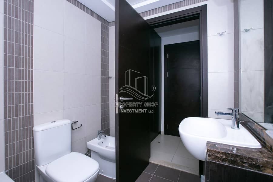 11 1-bedroom-apartment-al-reem-island-shams-abu-dhabi-mangrove-place-master-bathroom (1). jpg