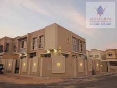 Villa for urgent rent in the Yasmine area, the first occupant, super deluxe finishing. The villa has 5 bedrooms and a very large hall and has a large