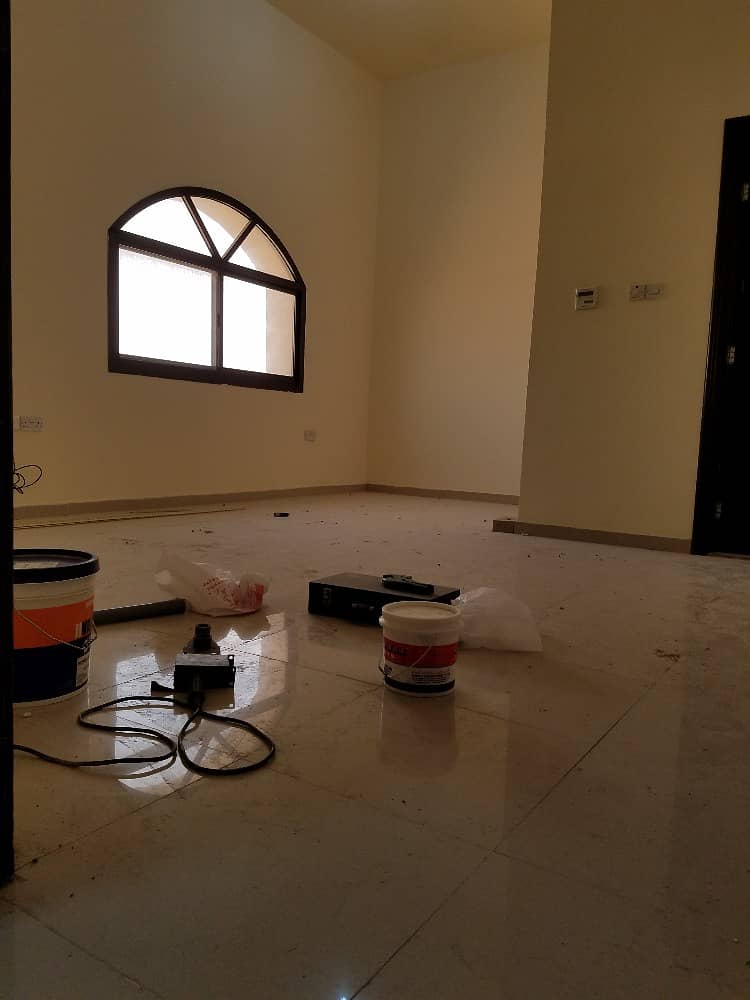 ثلاث غرف وصالة ومجلس للايجار بمدينة الشامخة طابق اول . قريبة من الخدمات .