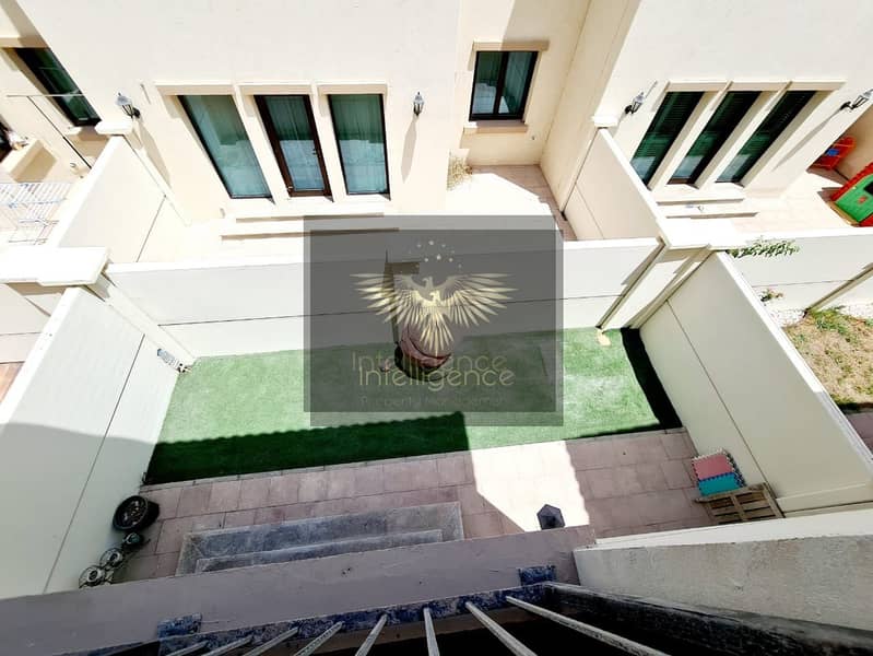 15 Vacant! Well maintained Villa with Maid's room!