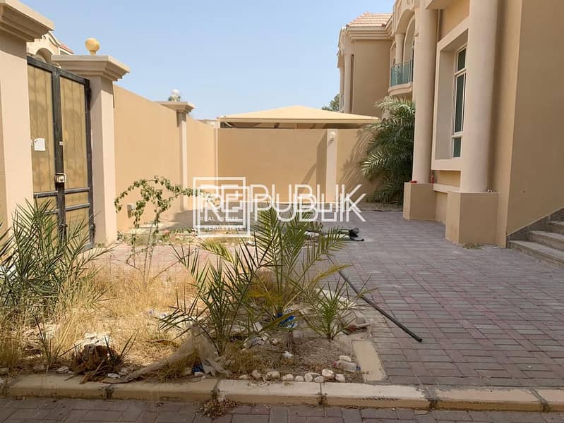 2 Superb 6 Bedroom Villa with Private Gate and Garden