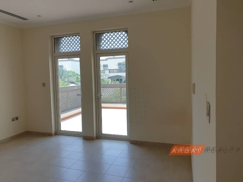 4 REGIONAL 4 BEDROOM FOR SALE IN DISTRICT 3 LARGE PLOT SIZE WITH PRIVATE POOL IN JUMEIRAH PARK