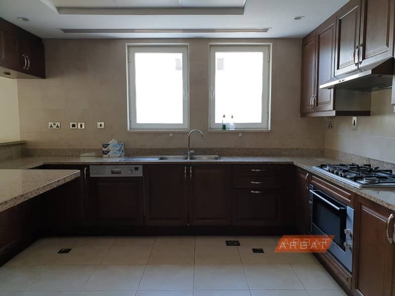 8 REGIONAL 4 BEDROOM FOR SALE IN DISTRICT 3 LARGE PLOT SIZE WITH PRIVATE POOL IN JUMEIRAH PARK