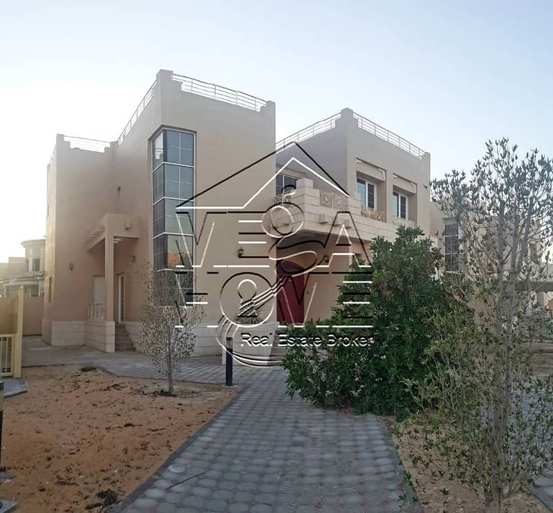 Lovely - 4 Bed Villa with Private Parking