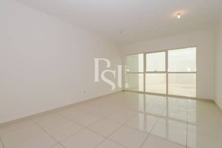 1 Bedroom Flat for Sale in Al Reem Island, Abu Dhabi - marina-blue-marinasquare-al-reem-island-abu-dhabi-living-area (2). JPG