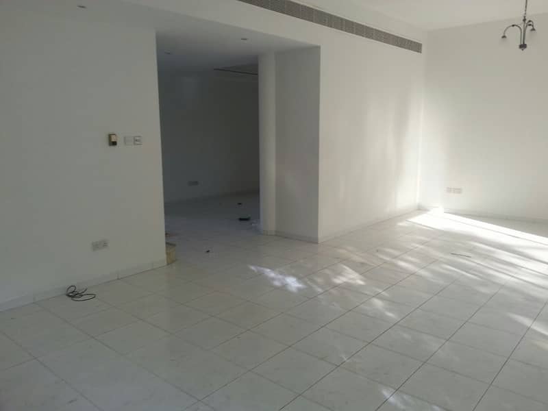 Fully Renovated 3 Br Plus Maid Villa With Beautiful Garden In Jumeirah