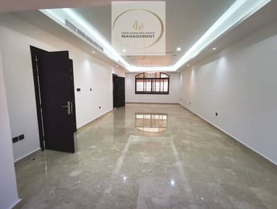 فیلا 6 غرف نوم للايجار في الخالدية، أبوظبي - فیلا في مركز الخالدية،الخالدية 6 غرف 250000 درهم - 8511821