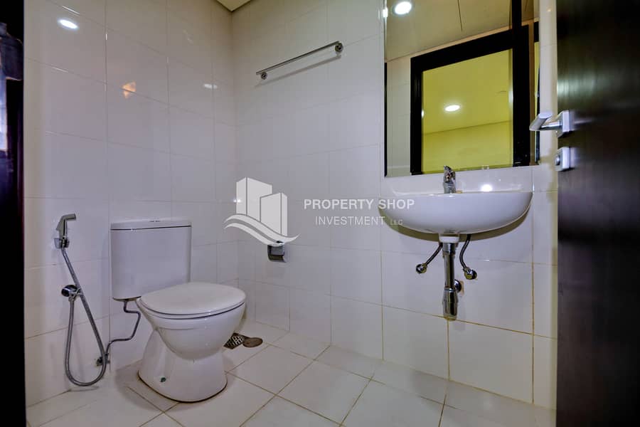 17 3-bedroom-apartment-al-reem-island-marina-square-ocean-terrace-maids-bathroom. JPG