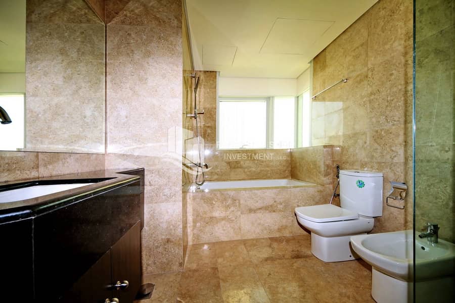18 3-bedroom-apartment-al-reem-island-marina-square-ocean-terrace-master-bathroom. JPG