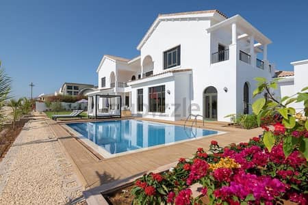 6 Bedroom Villa for Rent in Palm Jumeirah, Dubai - Villa on Beach w/ Private Pool The Palm Jumeirah