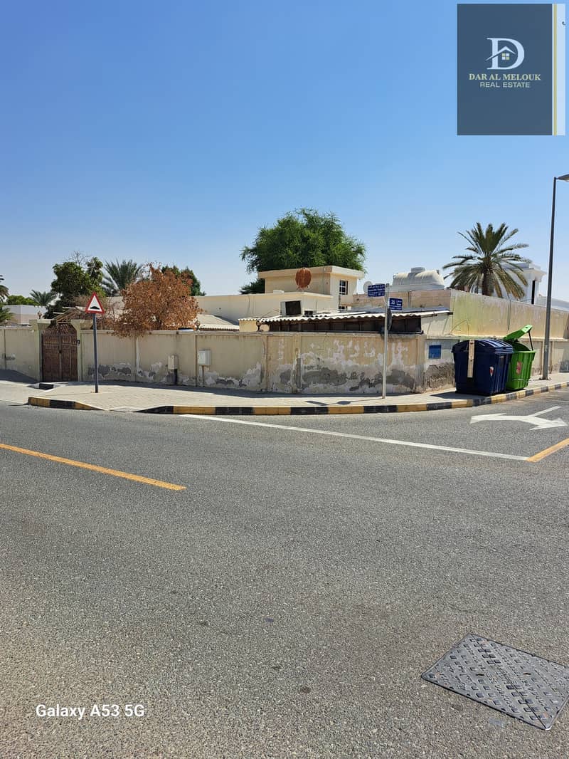 House for sale in Sharjah / Al Jazat area
 Area: 6250 square feet
 Angle❗
 A very special location, directly next to the park
 Composed of
 2 master bedrooms + lounge + kitchen + 2 bathrooms
 The supplement consists of:
 2 master bedrooms + living room wi