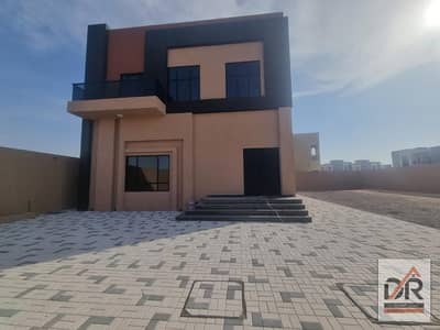 For sale, a villa in Umm Al Quwain in the Emirate of Ajman The villa area is 10 thousand square feet It consists of 8 large master rooms and 8 bathroo