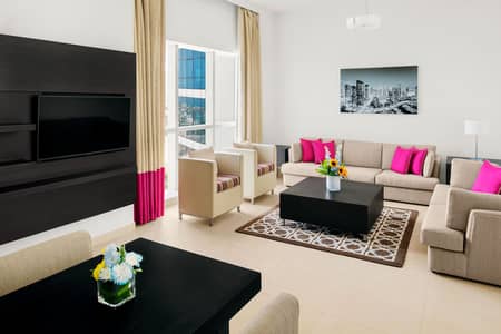 2 Cпальни Апартаменты в отеле в аренду в Аль Барша, Дубай - Two Bedroom Apartment_Living Room. jpg