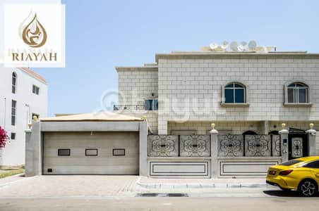 فیلا 5 غرف نوم للايجار في البطين، أبوظبي - فیلا في شارع الخليج العربي،البطين 5 غرف 200000 درهم - 5957933